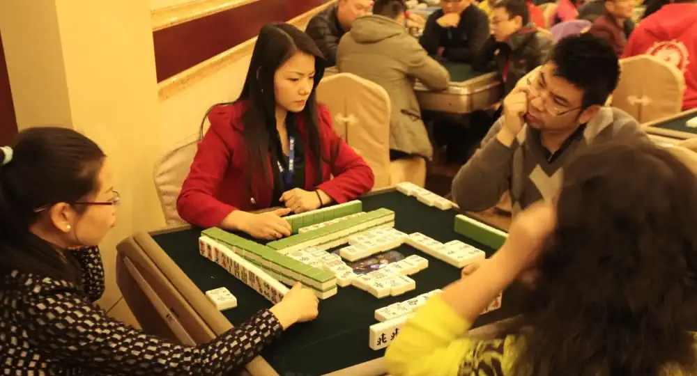 Persoane jucând Mahjong tradițional